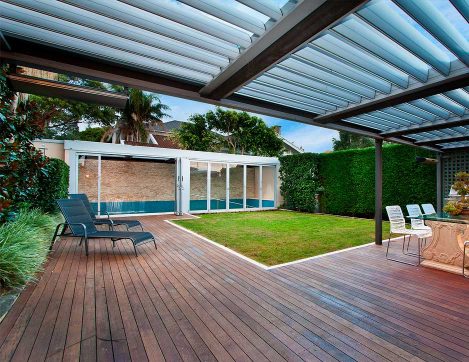 Pergola bioclimatique au dessus d'une terrasse