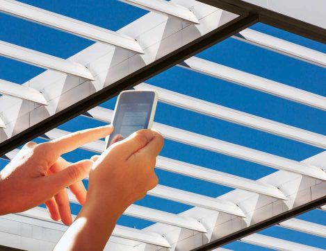 Pergola bioclimatique réglable avec un smartphone